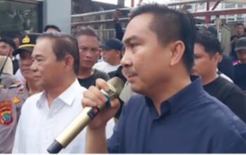 Diguyur Hujan Deras, Nick Lomban dan Berty Kapojos Puji Militansi Massa Aksi di DPRD Sulut