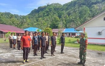 Babinsa Koramil 1301-01/Tagulandang Latih Disiplin Siswa SMAN 1 Tagulandang Melalui PBB