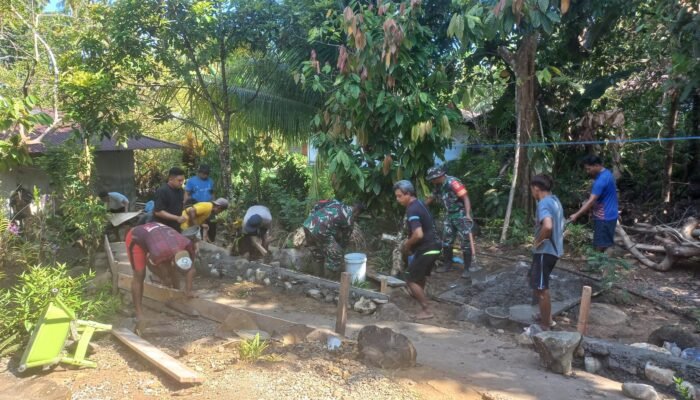 Kodim 1301/Sangihe Bersama Warga Laksanakan Kerja Bakti Pengecoran Jalan di Kampung Sesiwung