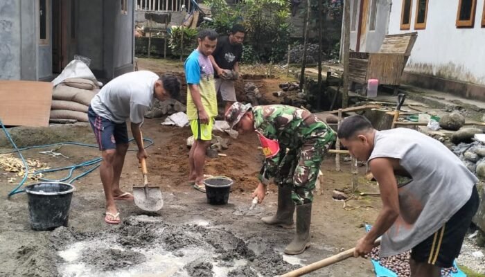 Babinsa Koramil 1301-06/Kendahe Laksanakan Karya Bakti Pengecoran Teras Rumah Warga