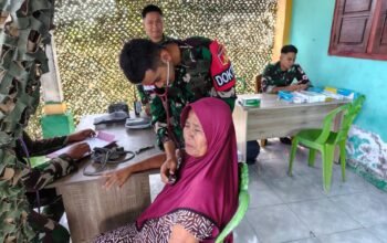 Kemanunggalan Sejak Latihan: Satgas Pamtas RI-Malaysia Yonarmed 19/Bogani Obati Warga di Sekitar Daerah Latihan