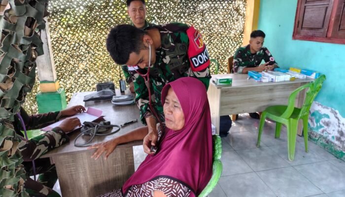 Kemanunggalan Sejak Latihan: Satgas Pamtas RI-Malaysia Yonarmed 19/Bogani Obati Warga di Sekitar Daerah Latihan