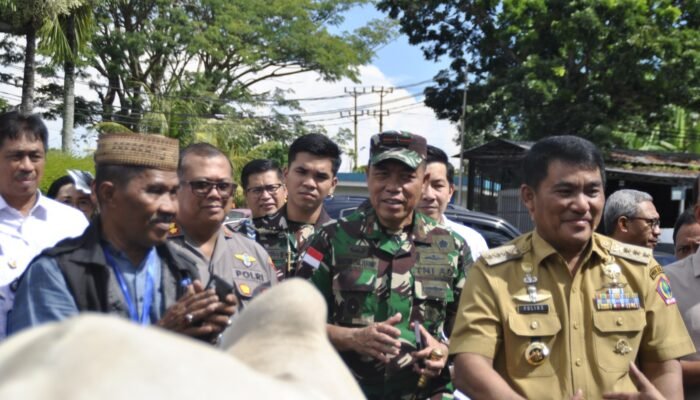 Danrem 131/Santiago Hadiri Penyerahan Hewan Kurban Bantuan Presiden dan Gubernur Sulut