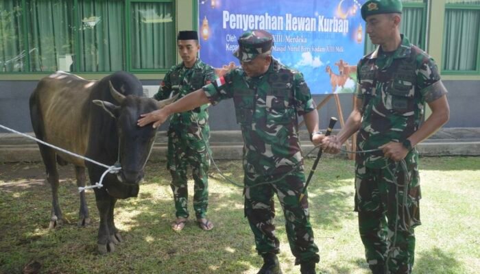 Pangdam XIII/Merdeka Serahkan Hewan Kurban, Dorong Prajurit Yonif TP 916/Bara Sakti Perkuat Semangat Berbagi