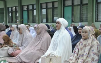 Penuh Kekhusyukan, Ketua Persit Koorcabrem Santiago dan Masyarakat Bersama-sama Salat Iduladha 1447 H