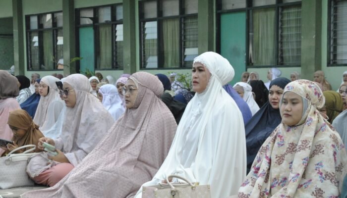 Penuh Kekhusyukan, Ketua Persit Koorcabrem Santiago dan Masyarakat Bersama-sama Salat Iduladha 1447 H