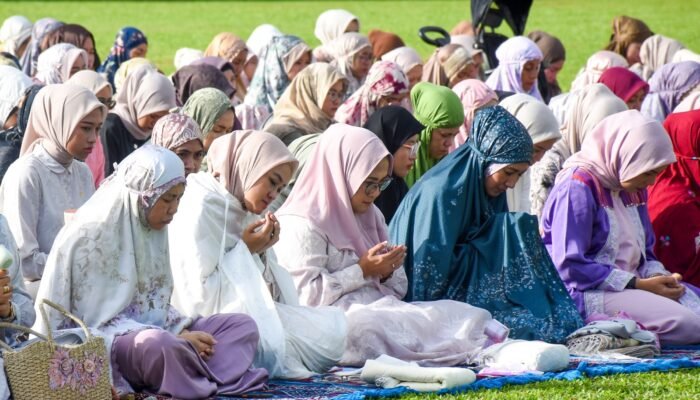 Hangat Berbaur, Ketua Persit Daerah Merdeka Sholat Iduladha Bersama Warga Kota Manado