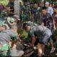 Prajurit Yonif TP 916/Bara Sakti Lakukan Penyembelihan dan Pendistribusian Daging Sapi Kurban Pangdam XIII/Merdeka