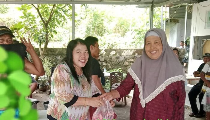 Suasana Kekeluargaan Tercipta Saat Agustine Marhaenike Hadiri Pembagian Daging Kurban Bersama Umat Muslim Pineleng Satu Timur