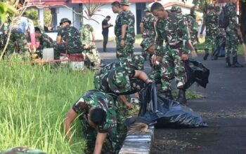Peringati HUT ke-68 Kodam XIII/Merdeka, Prajurit Yonzipur Yudha Karya Nyata Gelar Karya Bakti Bersihkan Taman Makam Pahlawan