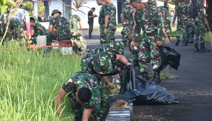 Peringati HUT ke-68 Kodam XIII/Merdeka, Prajurit Yonzipur Yudha Karya Nyata Gelar Karya Bakti Bersihkan Taman Makam Pahlawan