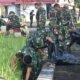 Peringati HUT ke-68 Kodam XIII/Merdeka, Prajurit Yonzipur Yudha Karya Nyata Gelar Karya Bakti Bersihkan Taman Makam Pahlawan