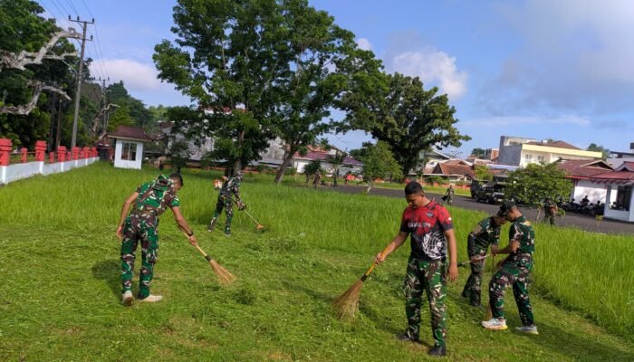 Sambut HUT ke-68 Kodam XIII/Merdeka, Kikav 10/MSC Ikut Bersihkan Taman Makam Pahlawan Sebagai Wujud Penghormatan
