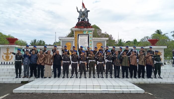 Peringati HUT ke-80 POMAD, Pomdam XIII/Merdeka Ziarah ke Makam Pahlawan Bersama Purnawirawan