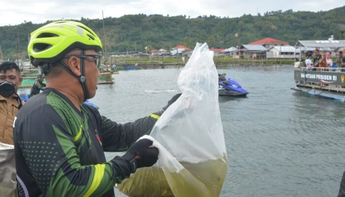 Semarakkan HUT ke-68 Kodam, Pangdam Merdeka Tebar Ribuan Benih Ikan untuk Ketahanan Pangan dan Ekosistem Lestari