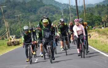 Semangat Kebersamaan HUT ke-68 Kodam XIII/Merdeka, Ketua Persit KCK Daerah Merdeka Bagikan Sembako dan Ikuti Fun Bike Bersama Warga