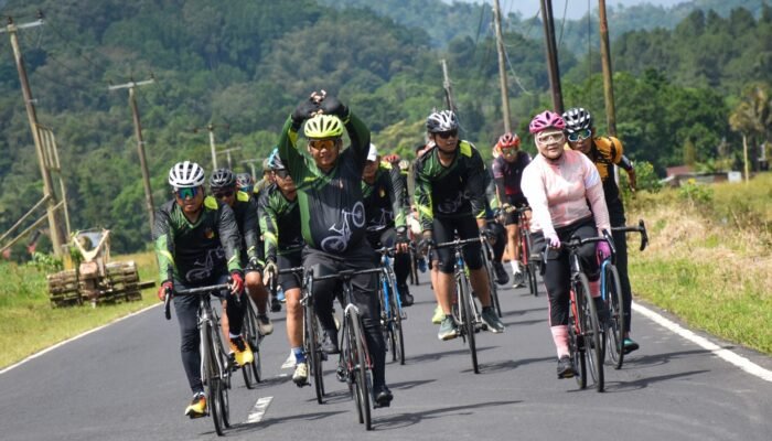 Semangat Kebersamaan HUT ke-68 Kodam XIII/Merdeka, Ketua Persit KCK Daerah Merdeka Bagikan Sembako dan Ikuti Fun Bike Bersama Warga