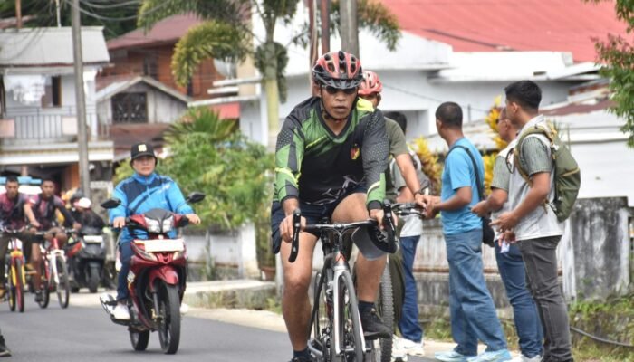 Danrindam XIII/Merdeka dan Ketua Persit Semarakkan Fun Bike dan Baksos HUT ke-68 Kodam XIII/Merdeka