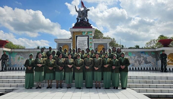 Tumbuhkan Nasionalisme, Persit KCK Pengurus Daerah Merdeka Ikuti Ziarah dan Tabur Bunga Peringati HUT ke-68 Kodam XIII/Merdeka