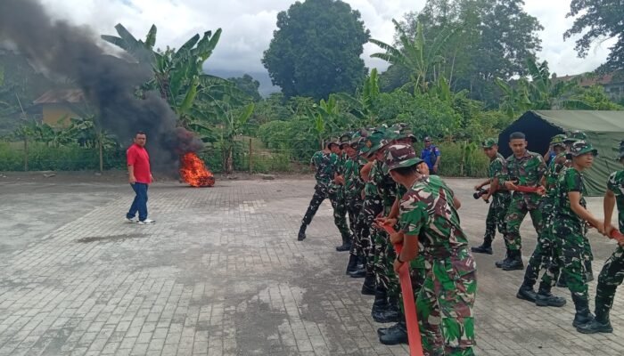 Tanggap Bencana, Prajurit Yonif TP 916/Bara Sakti Praktik Langsung Teknik Pemadaman Api Bersama Damkar Kota Bitung