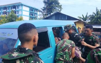 Wujud Kemanunggalan TNI, Prajurit Yonif TP 916/Bara Sakti Sigap Evakuasi Warga Sekitar Markas yang Terserang Stroke