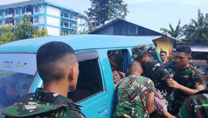 Wujud Kemanunggalan TNI, Prajurit Yonif TP 916/Bara Sakti Sigap Evakuasi Warga Sekitar Markas yang Terserang Stroke