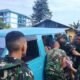 Wujud Kemanunggalan TNI, Prajurit Yonif TP 916/Bara Sakti Sigap Evakuasi Warga Sekitar Markas yang Terserang Stroke