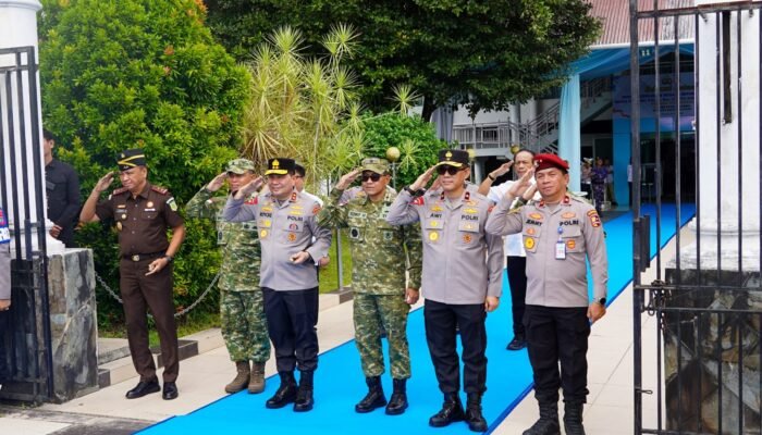 Sinergi Tanpa Batas, Kasdam Merdeka Antar Keberangkatan Kapolri di Bandara Sam Ratulangi