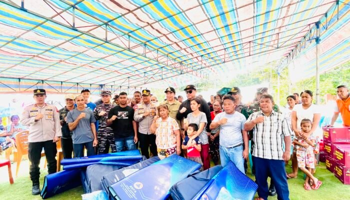 Bupati Michael Thungari Salurkan Bantuan ke Kawio, Pastikan Penanganan Pascagempa Sesuai Mekanisme
