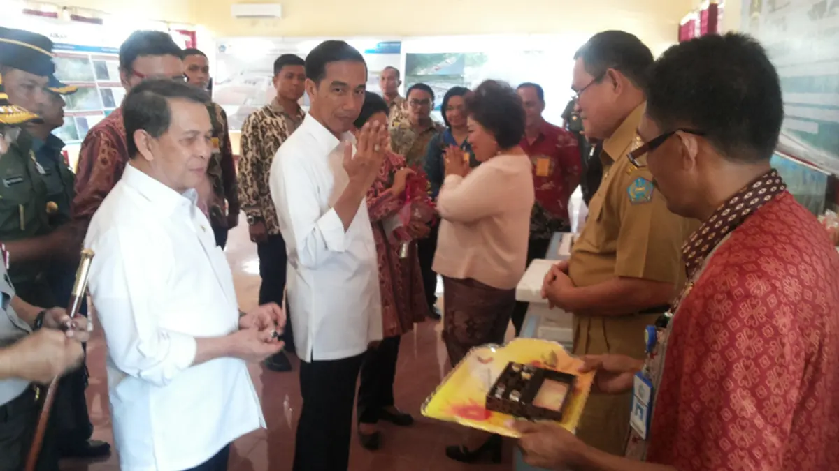 Johanis Pilat mendampingi Gubernur Sulut Sinyo Sarundajang dan Bupati Sangihe HR Makagansa menyerahkan "Batu Nawacita" (2015, Liputan6)