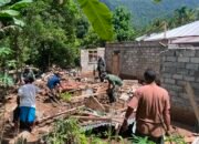 TNI dan Warga Gotong Royong Bersihkan Material Longsor di Kampung Lelipang
