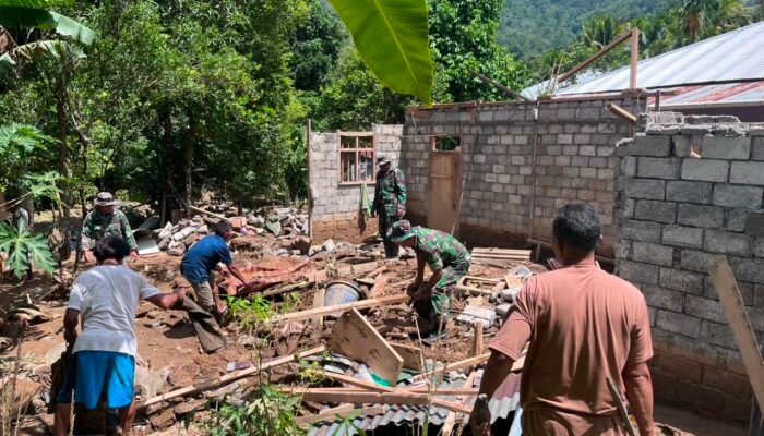 TNI dan Warga Gotong Royong Bersihkan Material Longsor di Kampung Lelipang