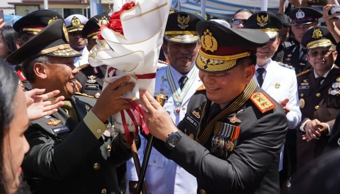 Semarak Hari Bhayangkara ke-80, Aksi Pangdam XIII/Merdeka Beri Kejutan Kue untuk Kapolda Sulut Diiringi 46 Army Band Ajendam Merdeka Curi Perhatian