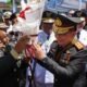 Semarak Hari Bhayangkara ke-80, Aksi Pangdam XIII/Merdeka Beri Kejutan Kue untuk Kapolda Sulut Diiringi 46 Army Band Ajendam Merdeka Curi Perhatian