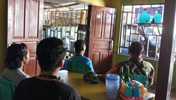 Pererat Kemanunggalan, Babinsa dan Warga Desa Tetey Nobar Piala Dunia 2026