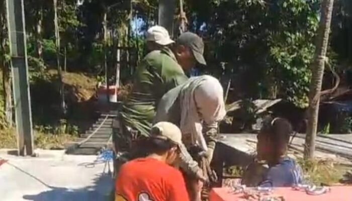 Kebut Pembangunan Jembatan Perintis Garuda di Airmadidi Bawah, TNI dan Warga Pasang Hanger Sling Atas