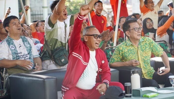Satu Layar Sejuta Kebersamaan: Hangatnya Suasana Nobar Kodam XIII/Merdeka Bersama Jurnalis Sulut