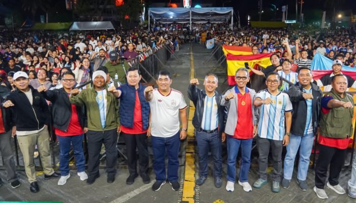 Sinergi Tanpa Batas: Pangdam XIII/Merdeka dan Forkopimda Sulut Nobar Kebangsaan Final Piala Dunia Bersama Ribuan Warga