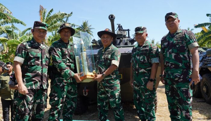 Kukuh Jadi Warga Kehormatan Kikav 10/MSC, Pangdam XIII/Merdeka Jajal Menembak Senjata Ranpur dan Salurkan Tali Asih