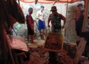 Tanah Longsor Timpa Rumah Warga di Barangkalang, Babinsa Bersama Warga Lakukan Penanganan