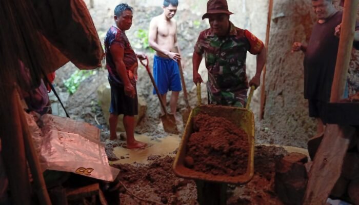 Tanah Longsor Timpa Rumah Warga di Barangkalang, Babinsa Bersama Warga Lakukan Penanganan