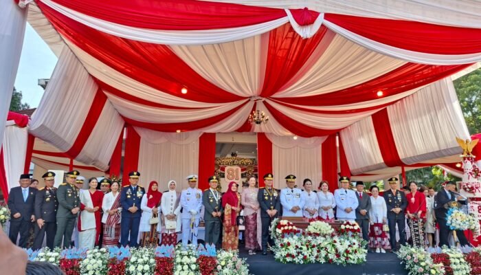 Peringati HUT ke-81 RI, Pangdam XIII/Merdeka Bersama Ketua Persit Ikuti Upacara di Kantor Gubernur Sulut