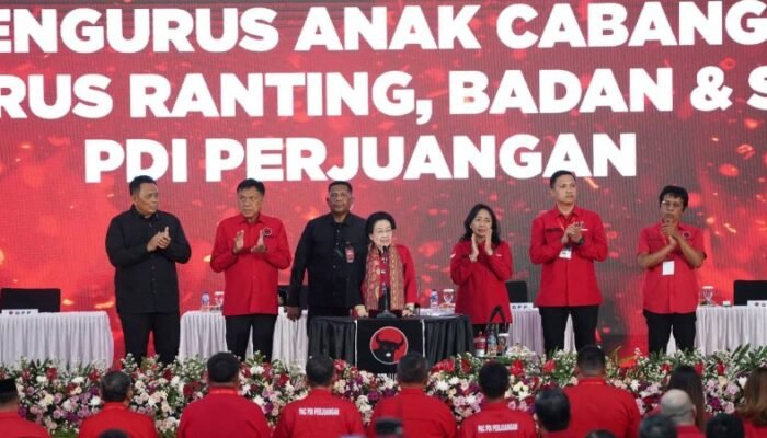 Kukuhkan Pengurus Ranting se-Sulut, Megawati Bakar Semangat Belasan Ribu Kader PDIP di Minahasa