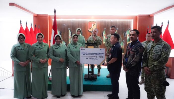 Pangdam XIII/Merdeka Serahkan Santunan Gugur kepada Ahli Waris Alm. Pratu Anggi Setyawan