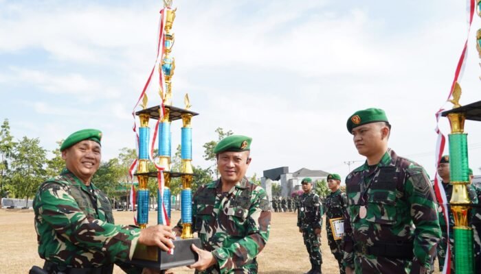 Pangdam XIII/Merdeka Beri Penghargaan 20 Prajurit Atlet Karate dan Pencak Silat Berprestasi