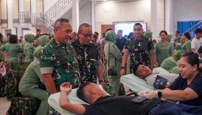 Kodam XIII/Merdeka Gelar Baksos Kesehatan dan Bagikan Sembako Sambut HUT ke-81 TNI