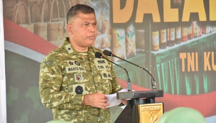 Kasdam XIII/Merdeka Bacakan Amanat Pangdam XIII/Merdeka di Bazar Murah Korem 131/Santiago: TNI Kuat Bersama Rakyat