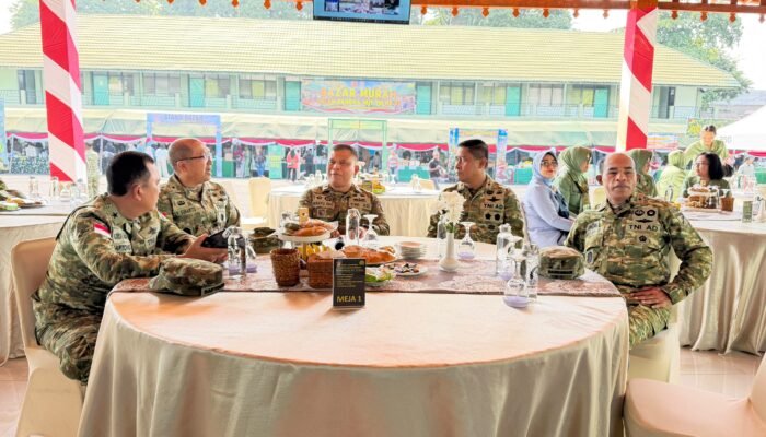 Danrindam XIII/Merdeka Hadiri Bazar Murah HUT ke-81 TNI di Korem 131/Santiago