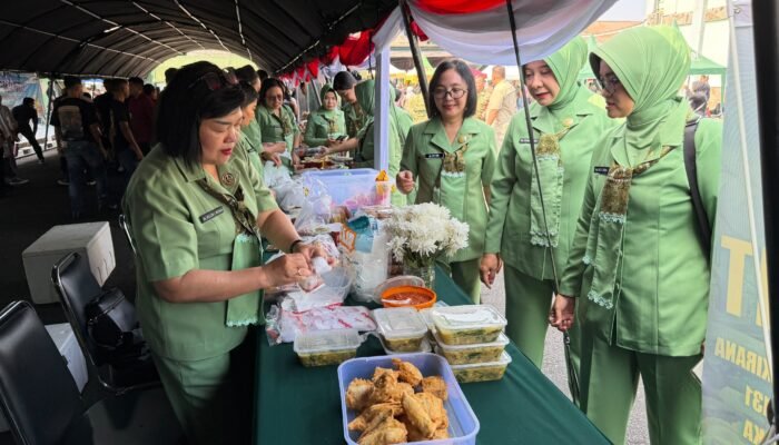 Ketua Persit Koorcabrem Santiago Hadiri Bazar Murah Korem 131/Santiago Sambut HUT ke-81 TNI