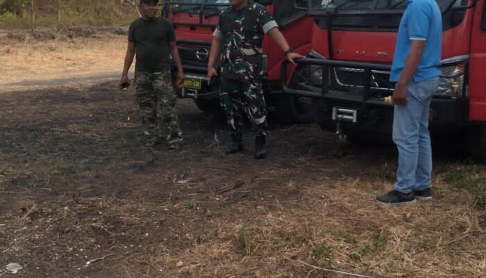 Dandim 1310/Bitung Kerahkan Damkar dan Personel Padamkan Karhutla di Sekitar Perkantoran Pemkab Minut